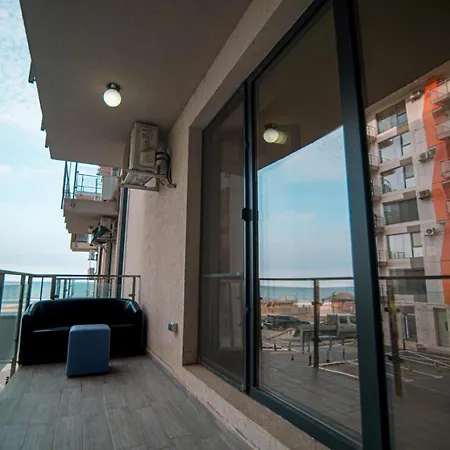 Beach Flat And Studio. شقة